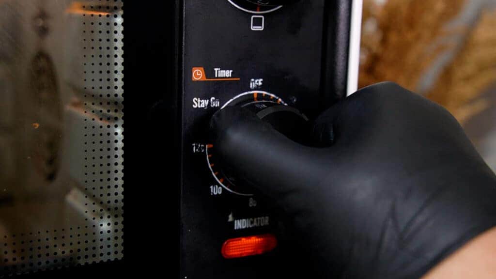 Analog oven set to 350 F degrees
