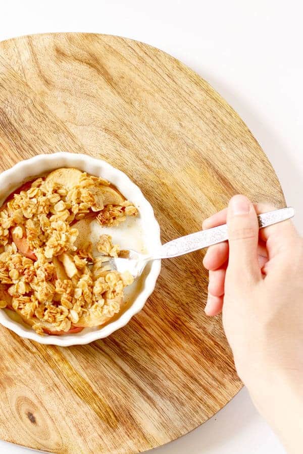 hand holding fork in apple crisp