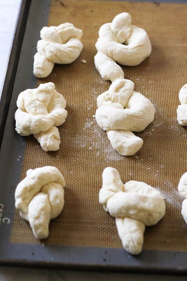 garlic knots on a baking tray ready for the oven.