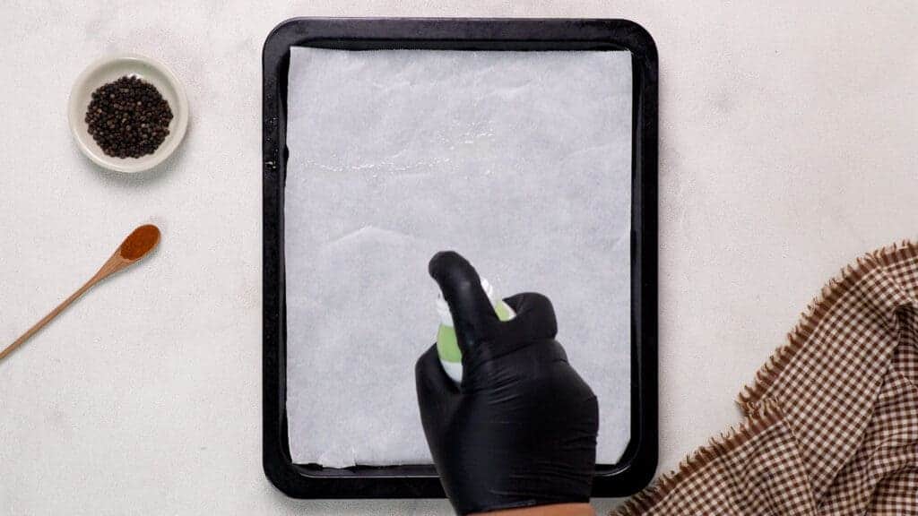 Spray the oil on baking paper. 