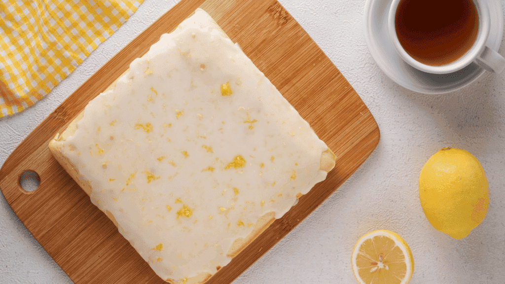 Lemon brownies, lemon and tea