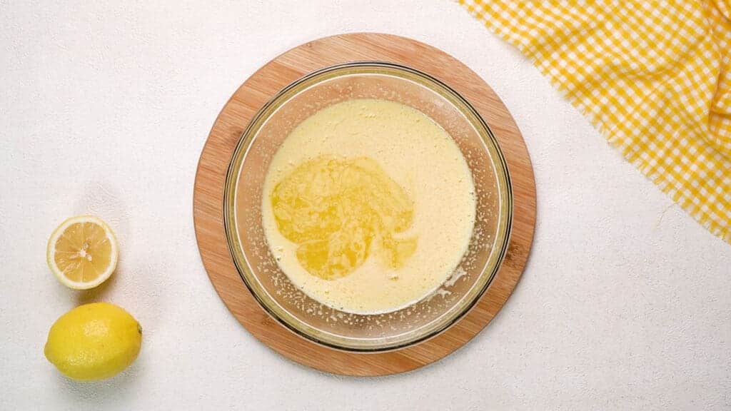 Mixture of butter and white chocolate after mixing it with a mixture of sugar and eggs