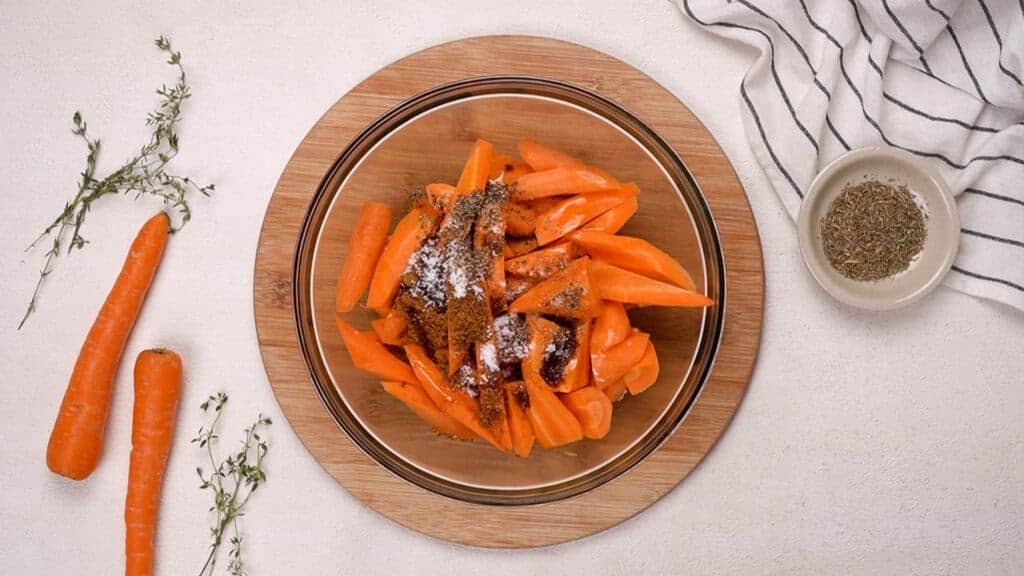 Mix carrot with the spices