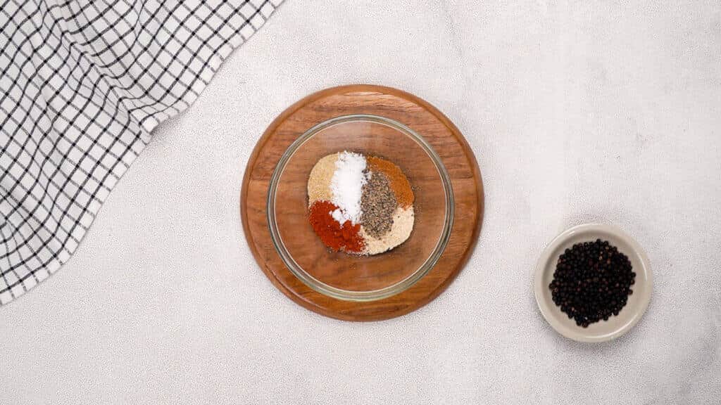 Mix the spice in a bowl