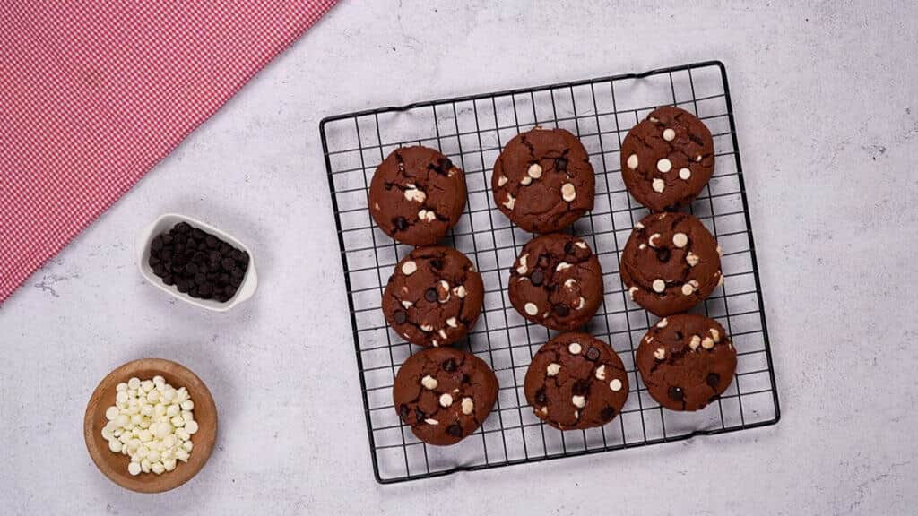 Red velvet cake cookies