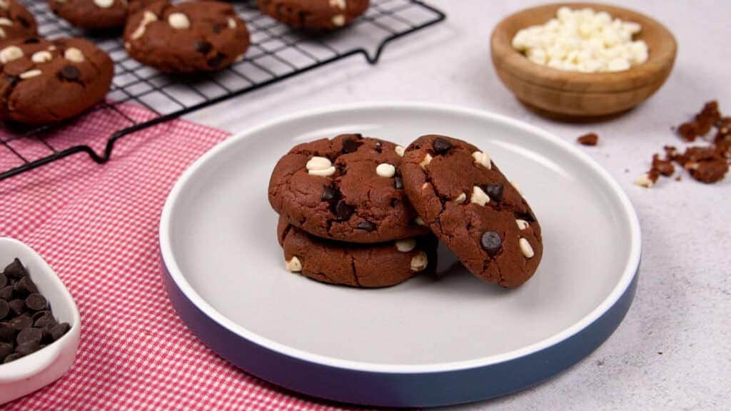 Red velvet cake cookies