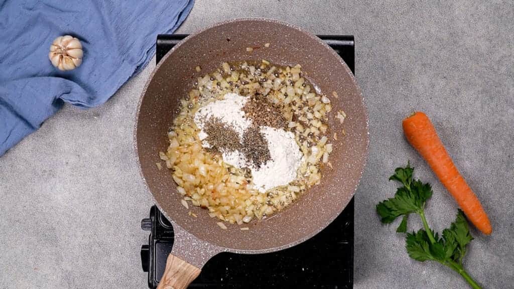 Put flour and pepper in the saucepan