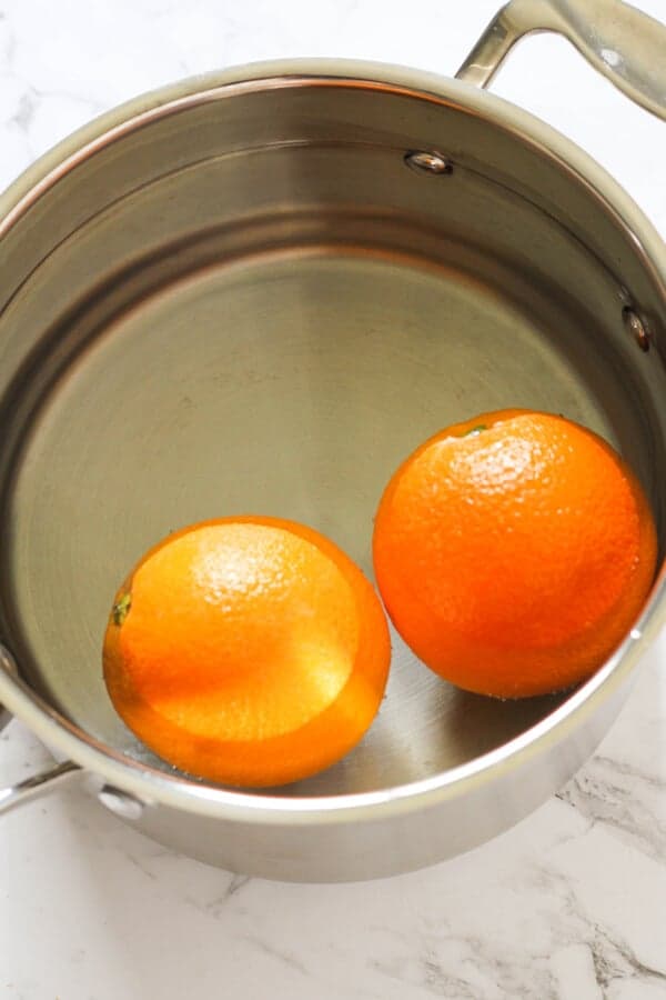 Step by step photo instructions on how to make orange and almond cakes.