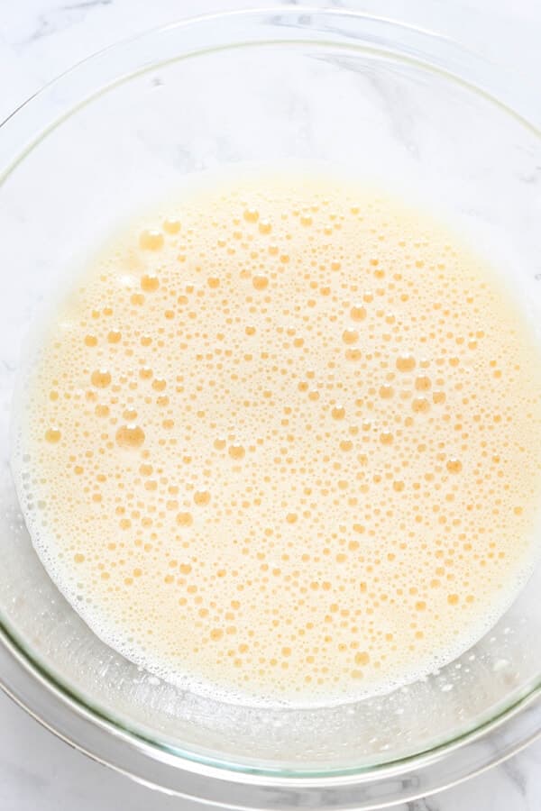 Step by step photo instructions on how to make orange and almond cakes.