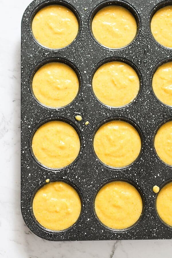 Step by step photo instructions on how to make orange and almond cakes.