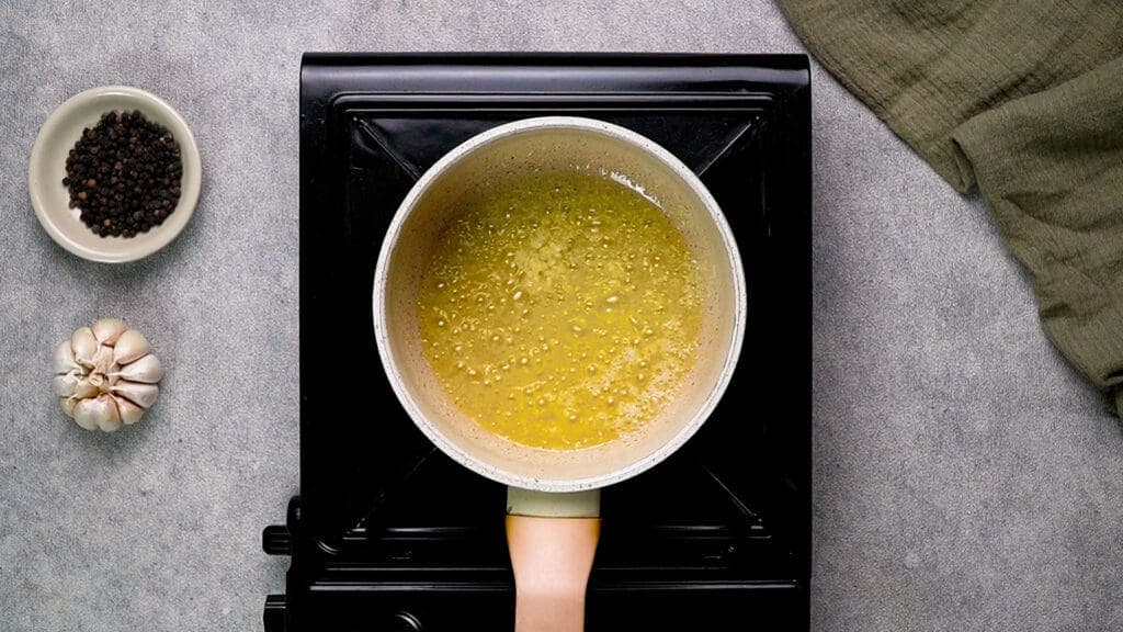 Melt butter with garlic in the pan 