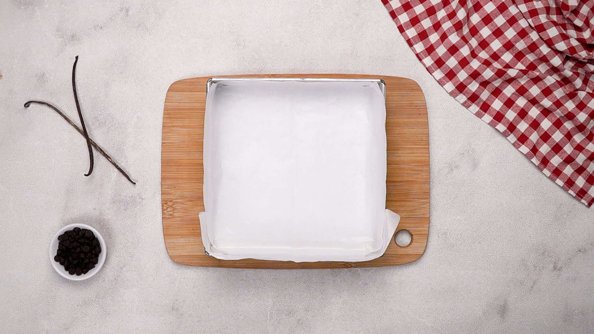 Start by preheating your oven to 165°C (347°F) and lining a 20x20 cm square baking pan with parchment paper.