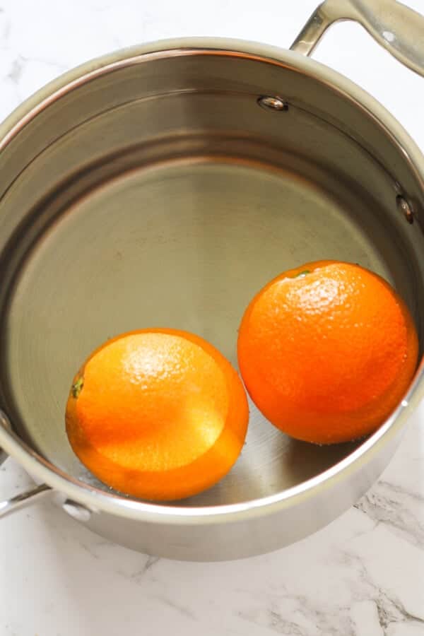 Step by step photo instructions on how to make orange and almond cakes.