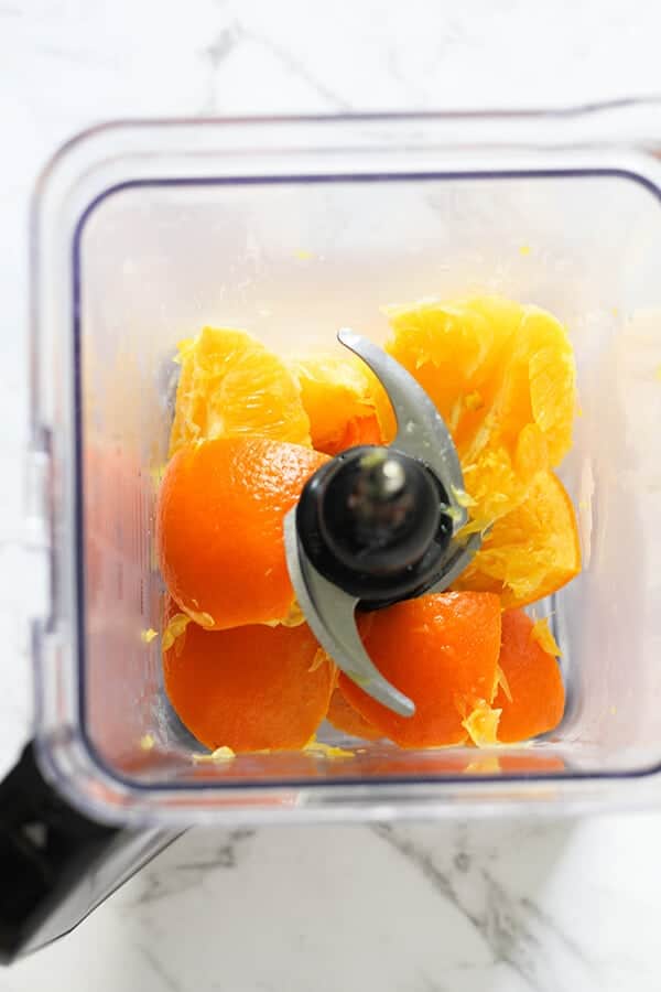 Step by step photo instructions on how to make orange and almond cakes.