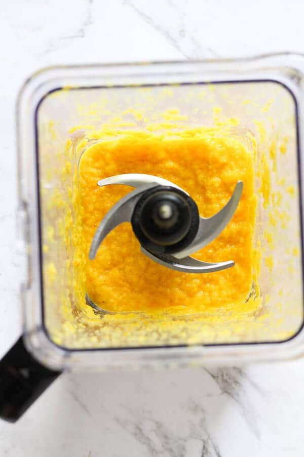 Step by step photo instructions on how to make orange and almond cakes.