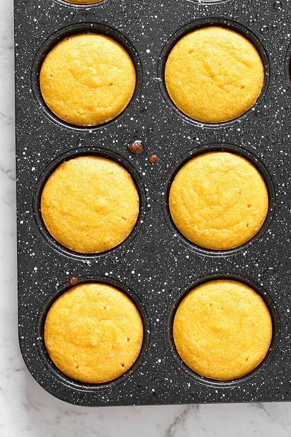 Step by step photo instructions on how to make orange and almond cakes.